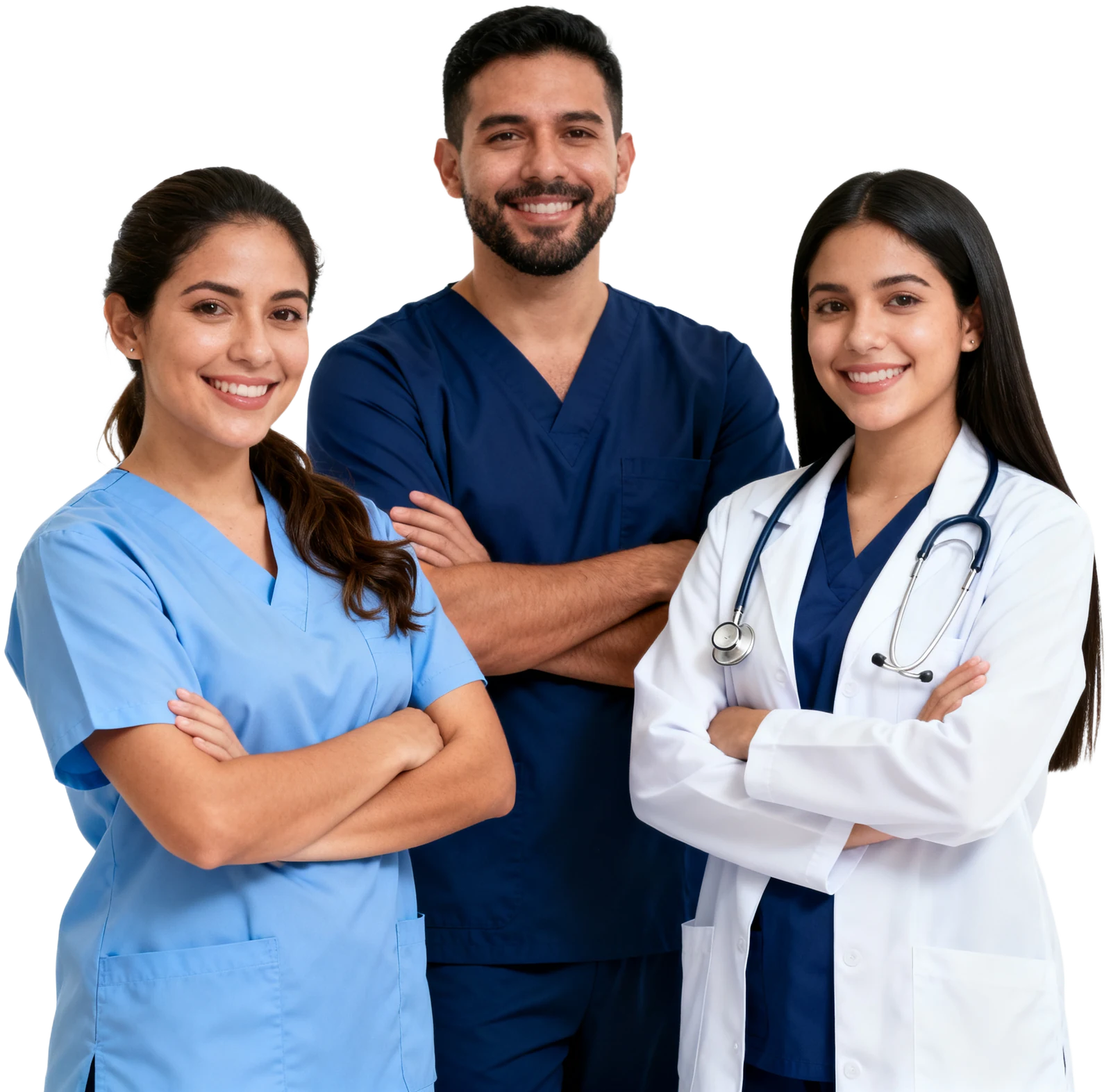Tres profesionales de la salud latinoamericanos sonriendo juntos
